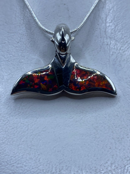 Dije de plata cola de ballena con ópalo de fuego multicolor en cadena plateada