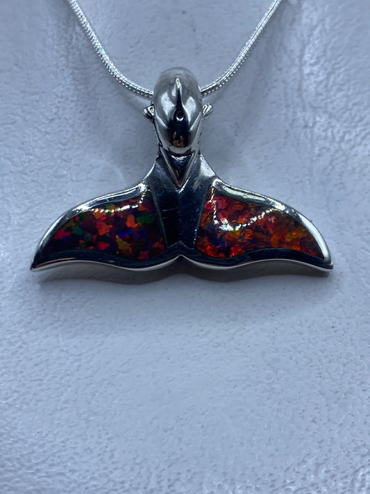 Dije de plata cola de ballena con ópalo de fuego multicolor en cadena plateada