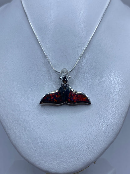 Medida del dije junto a regla: 2.8 cm de largo