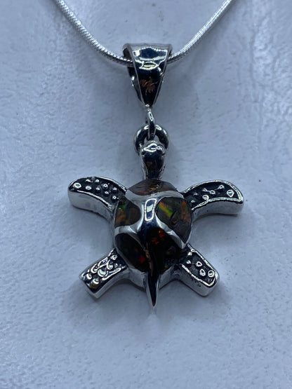 Dije de plata con Ópalo de Fuego multicolor en tonos naranja, rojo y dorado