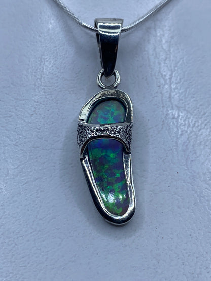 Dije de plata con ópalo de fuego azul cielo engastado, colgando en cadena plateada