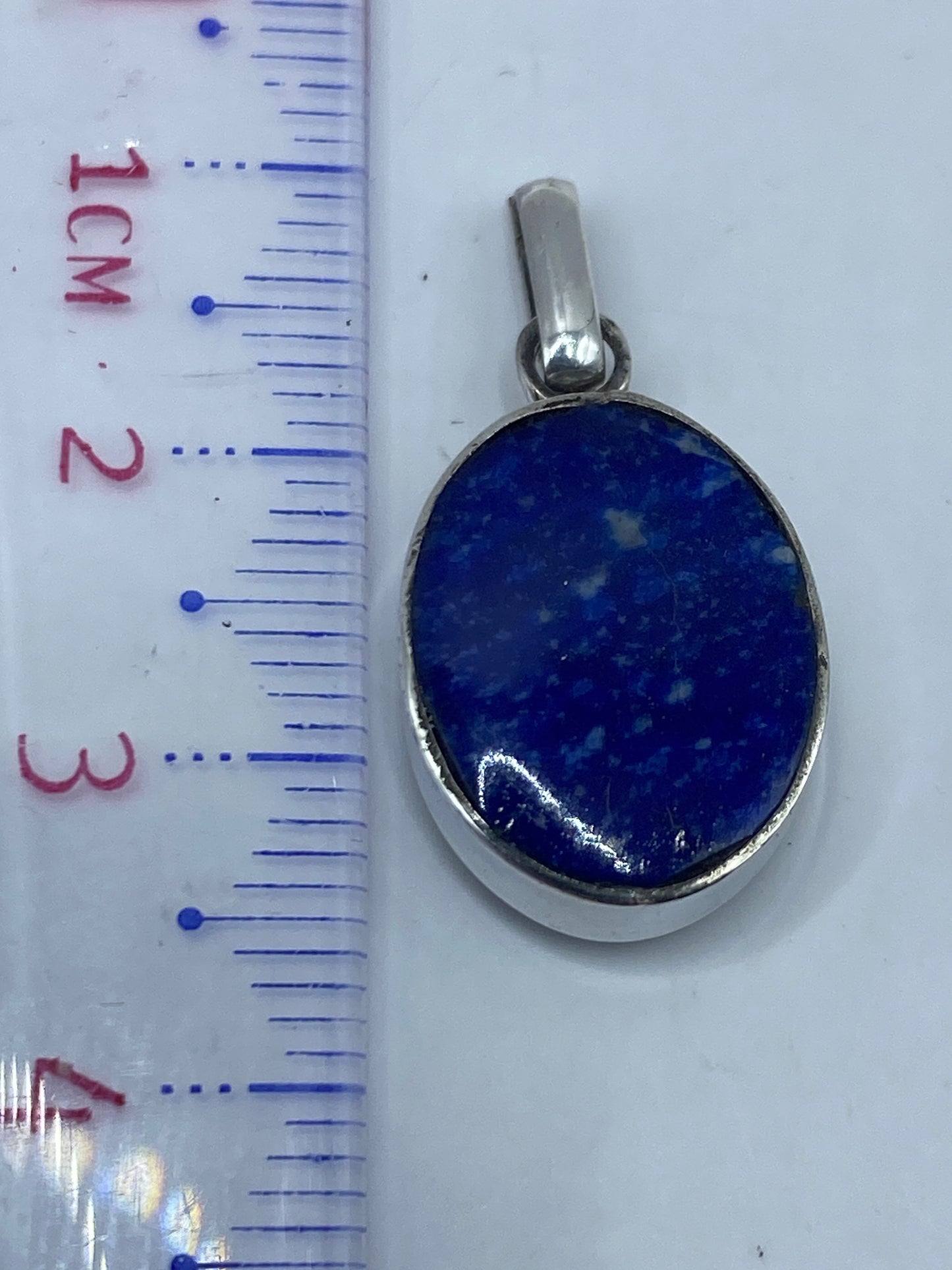 Reverso del dije de plata pura mostrando el engaste de malaquita