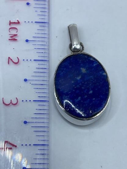 Reverso del dije de plata pura mostrando el engaste de malaquita