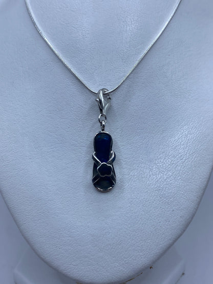 Detalle del engaste de piedra azul y la plata artesanal de Taxco