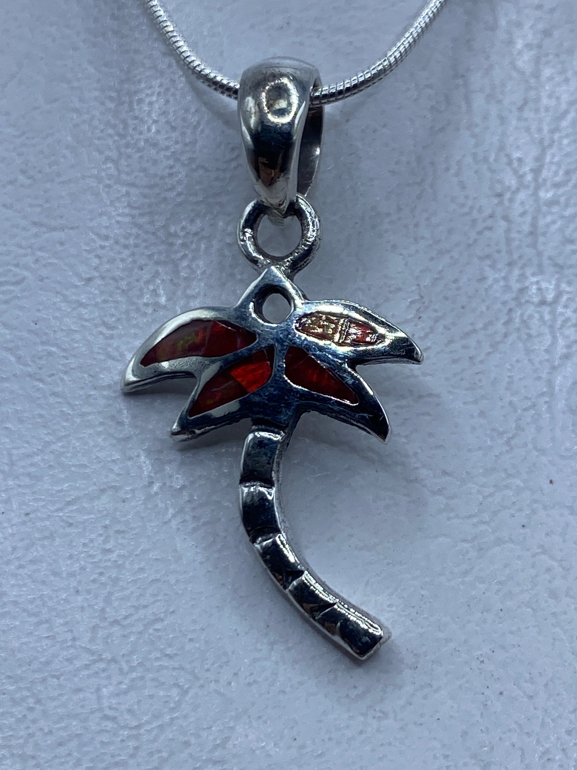 Dije de plata palmera con ópalo de fuego rojo en cadena, colgando al cuello