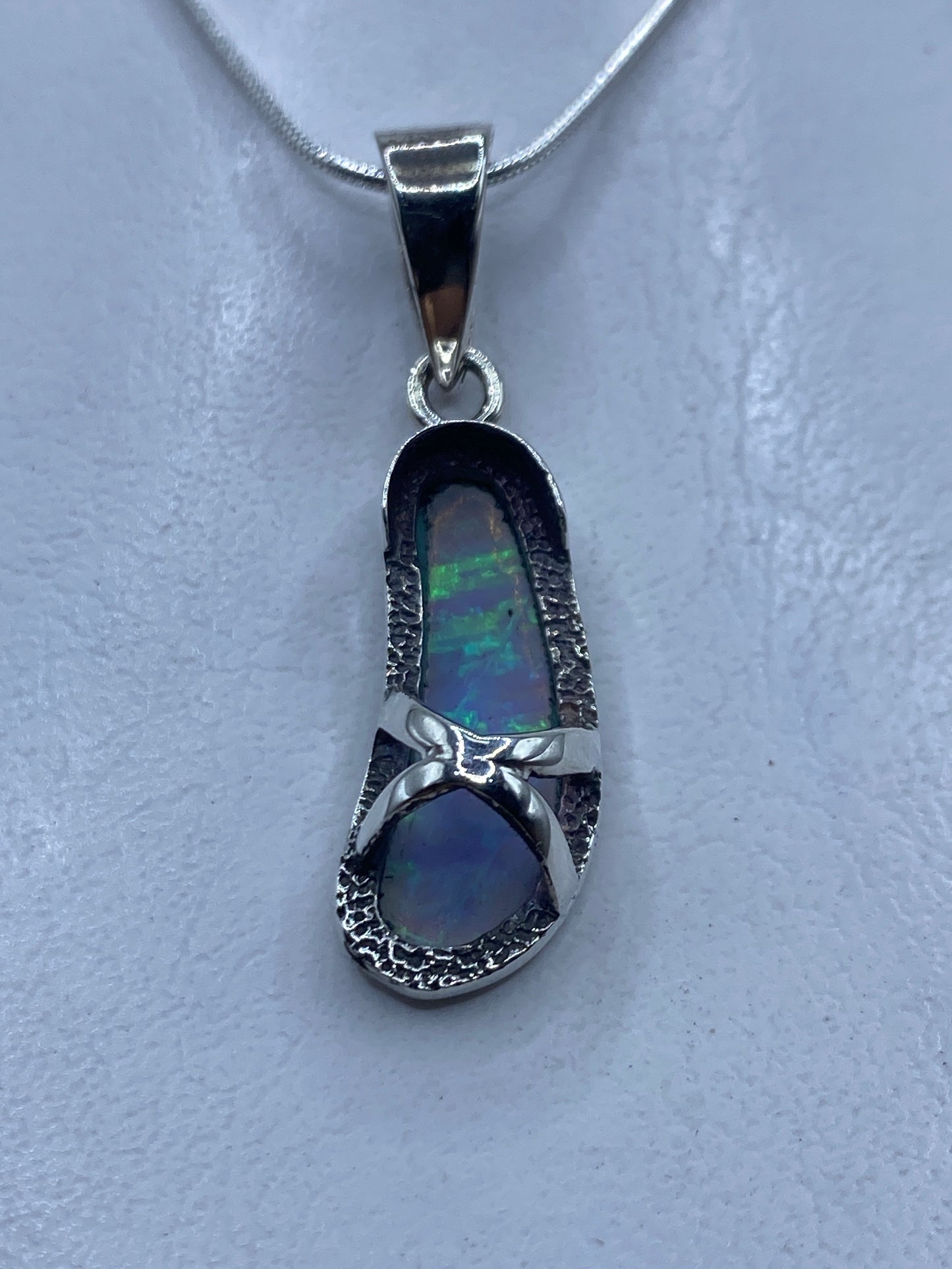 Dije de plata con ópalos de Fuego azul cielo, engastado a mano, colgado de cadena plateada