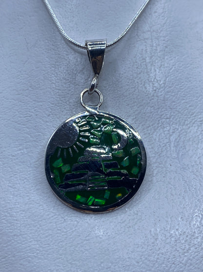 Dije de plata con ópalo de fuego verde y diseño prehispánico de sol y pirámide en cadena de plata