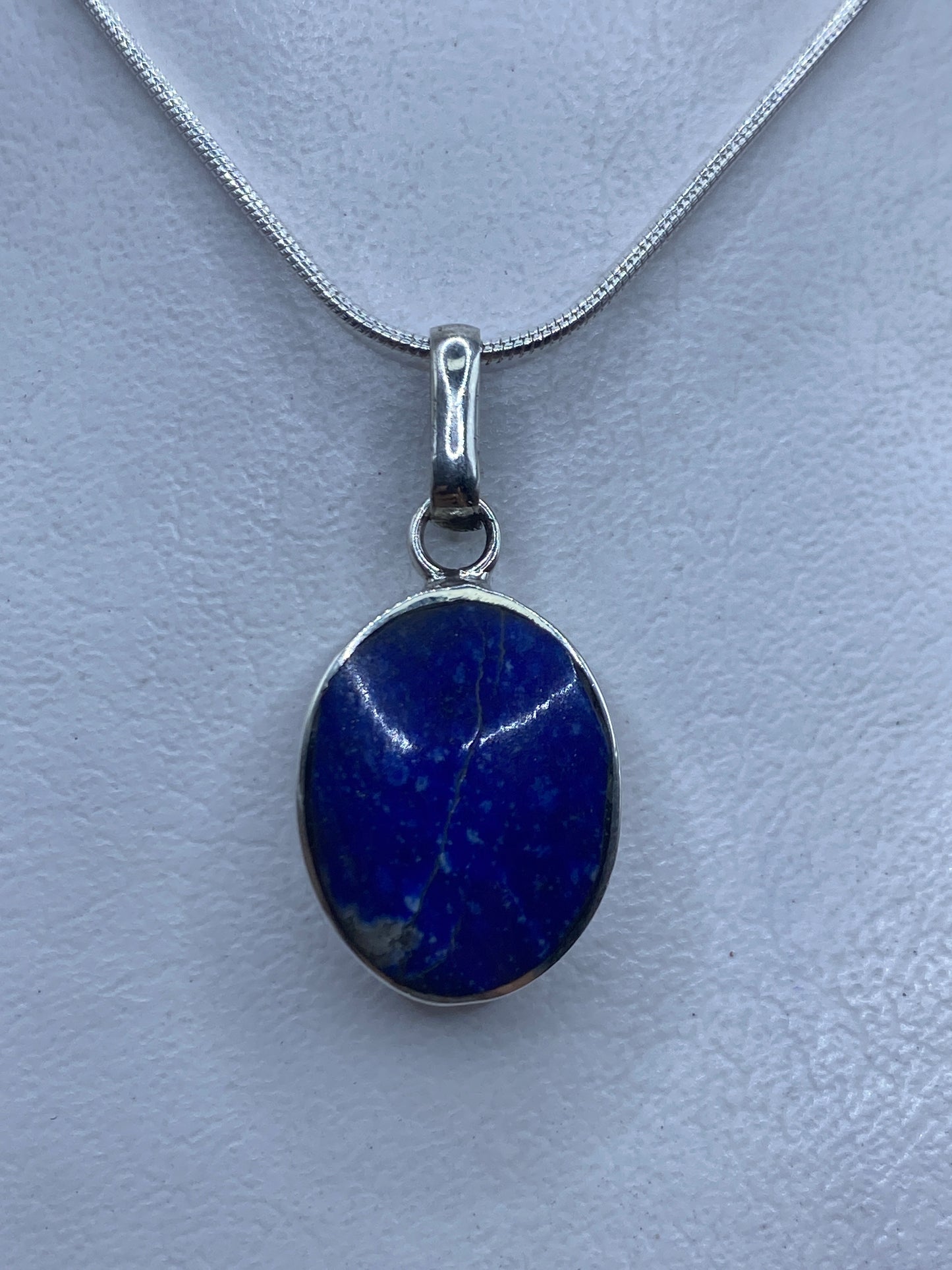 Detalle de la malaquita natural con vetas características en engaste de plata