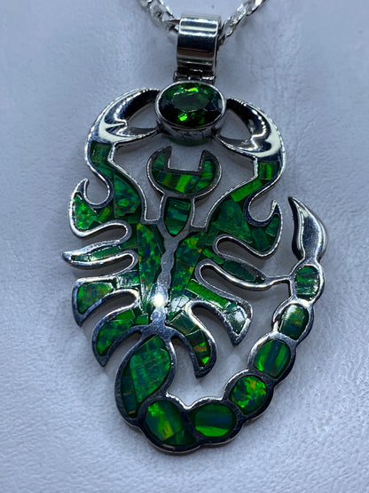 Dije escorpión en plata .925 con ópalo de fuego verde engastado, vista frontal