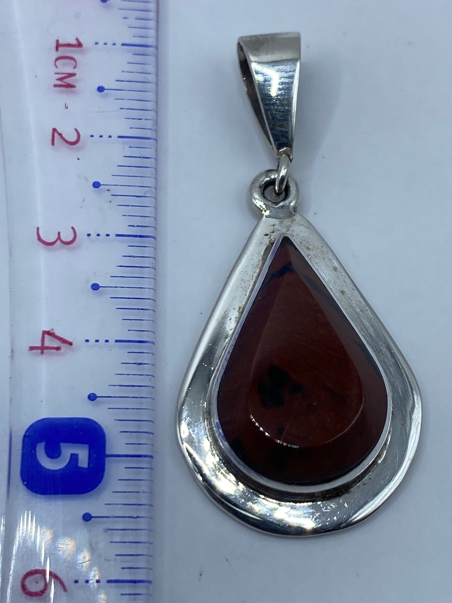 Reverso del dije mostrando el Quinto de contraste y acabado de plata pura