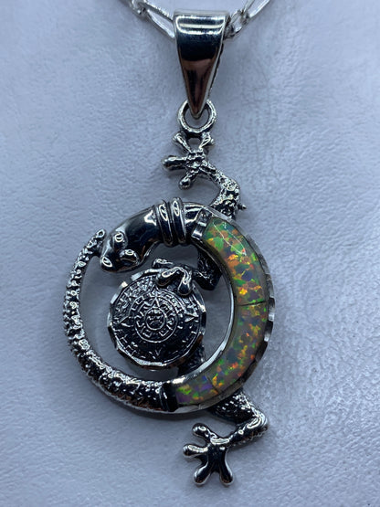 Dije de plata .950 con ópalo de fuego y calendario azteca prehispánico, vista frontal