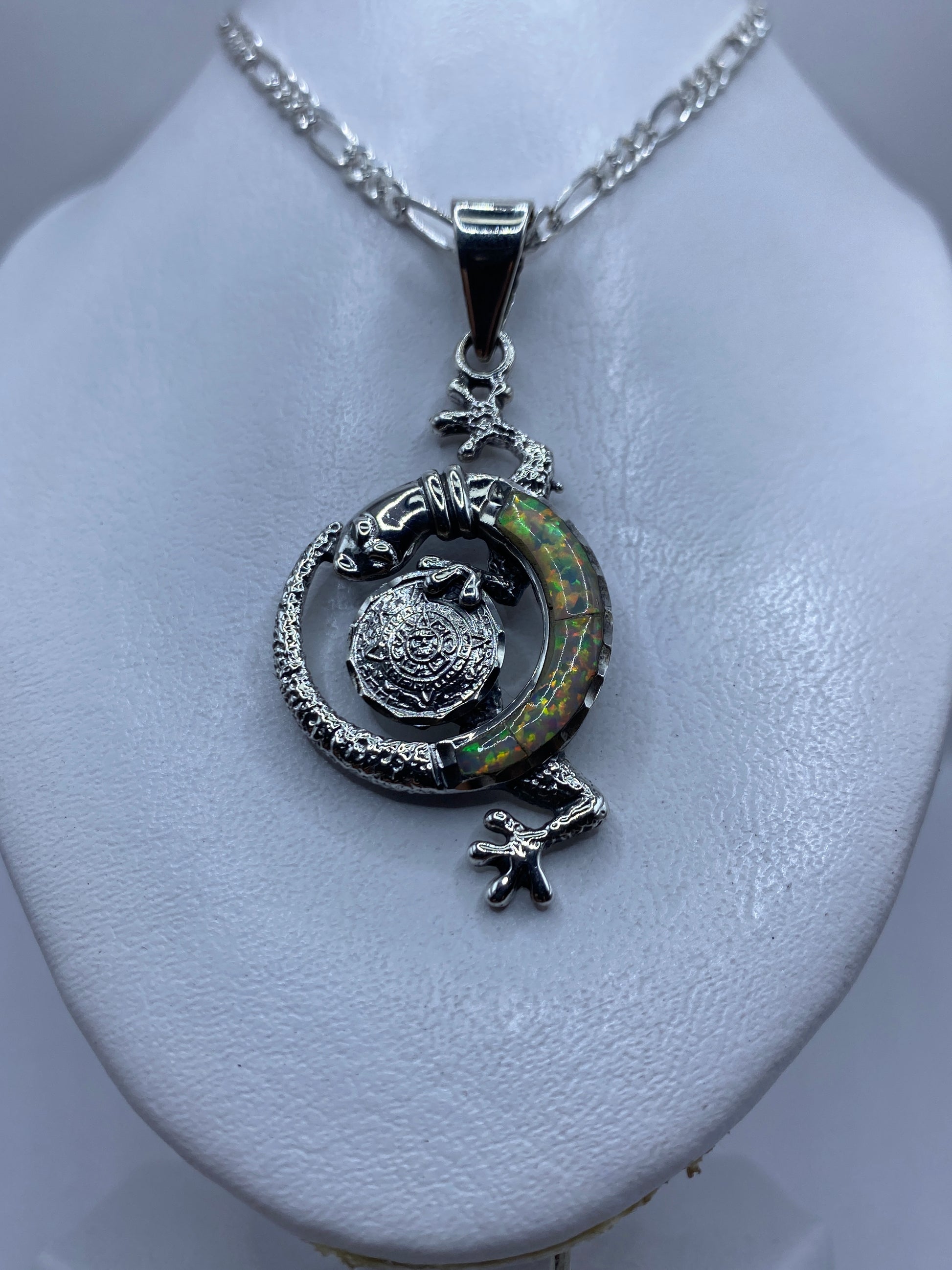 Detalle del engaste de ópalo de fuego multicolor en plata pulida