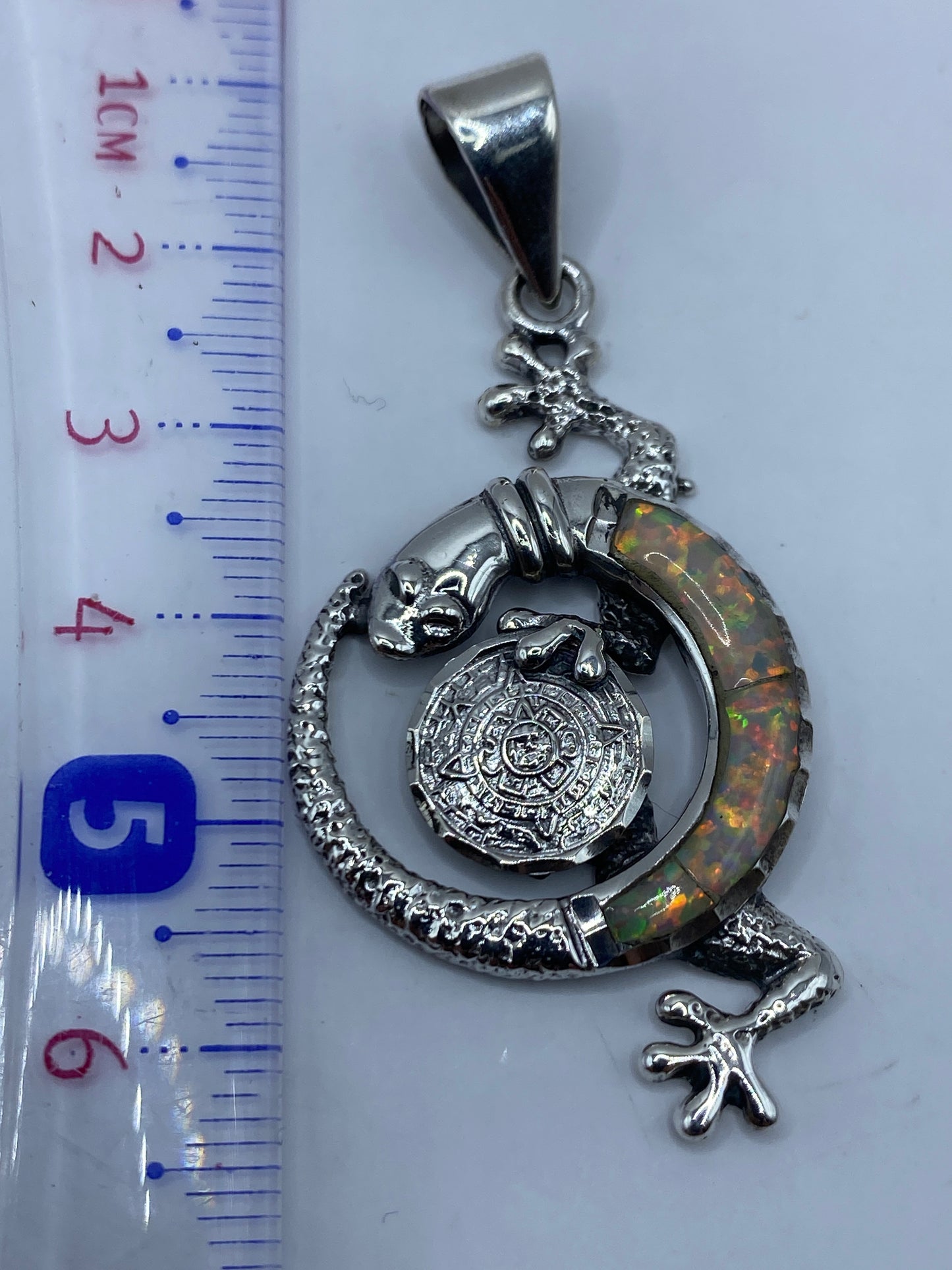 Dije sobre regla mostrando el largo de 6.3 cm sin cadena