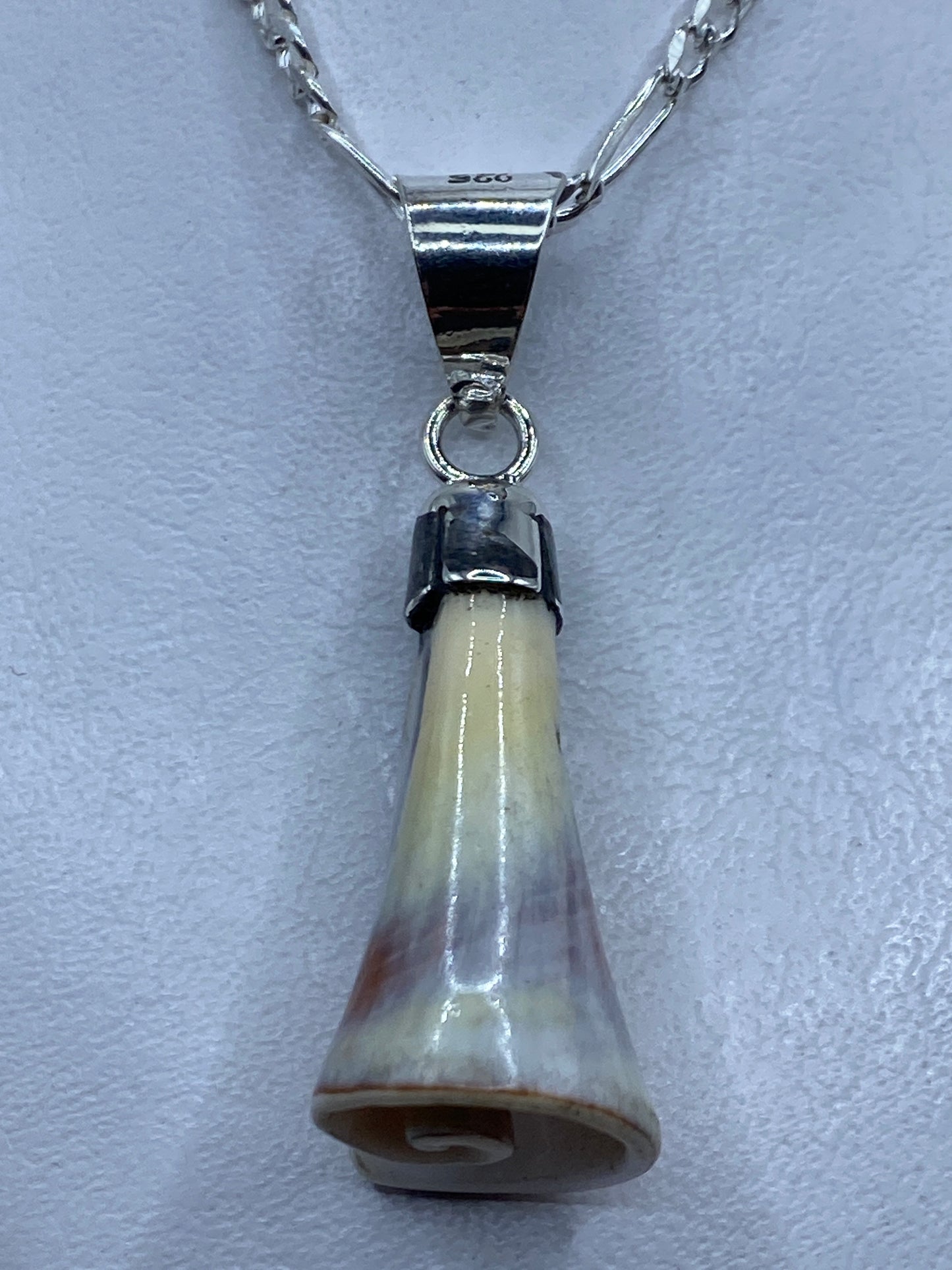 Dije de plata .925 con piedra natural engastada, largo 5.5 cm, en cadena de eslabón