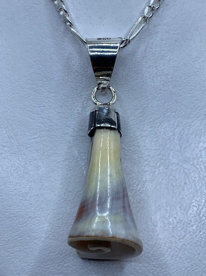 Dije de plata .925 con piedra natural engastada, largo 5.5 cm, en cadena de eslabón