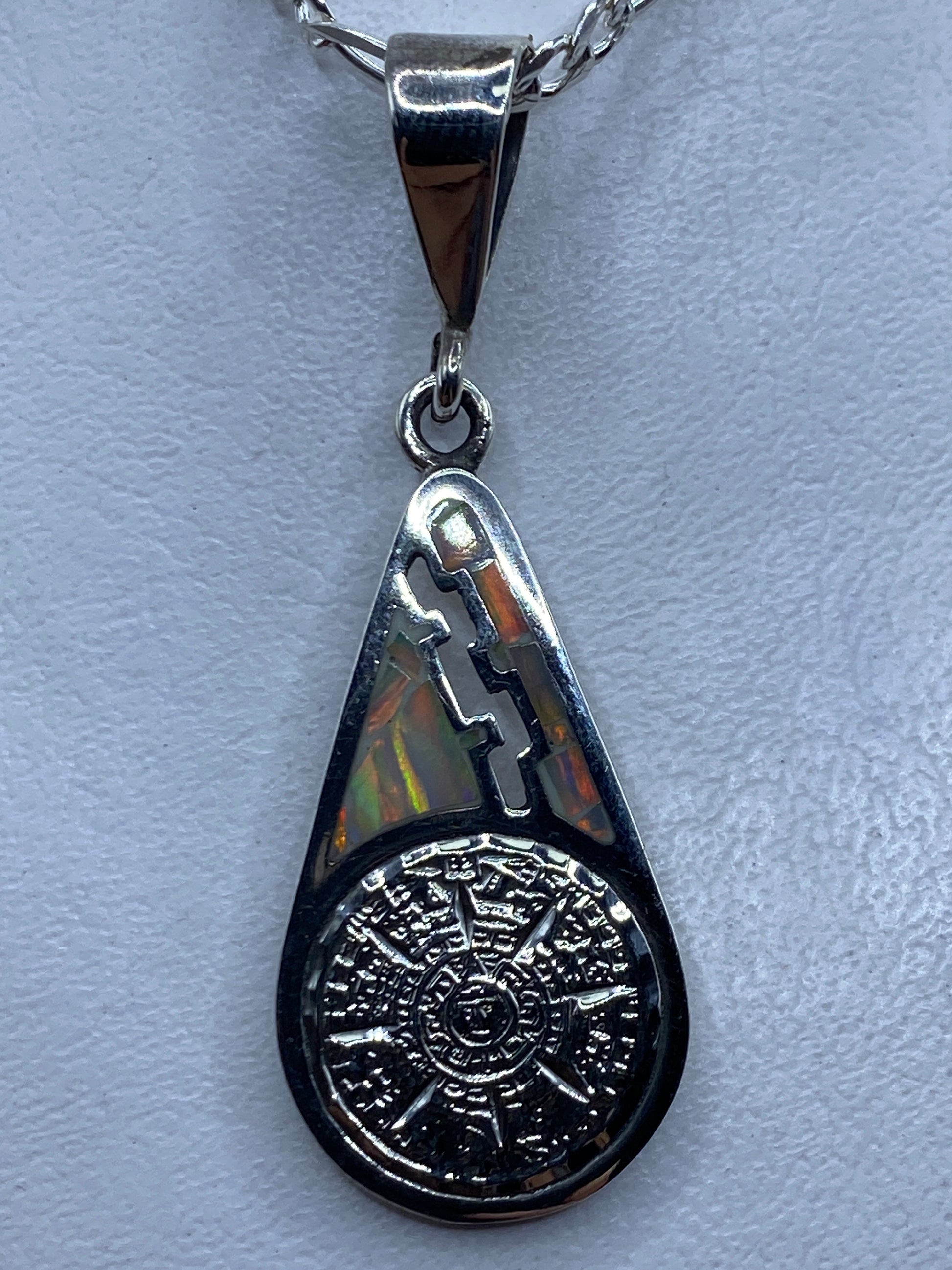 Dije de plata Calendario Azteca incrustado en Opalo de Fuego multicolor, colgante prehispánico