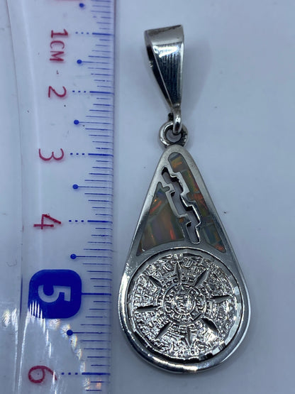 Dije de 6 cm sobre regla de centímetros, escala de tamaño sin cadena