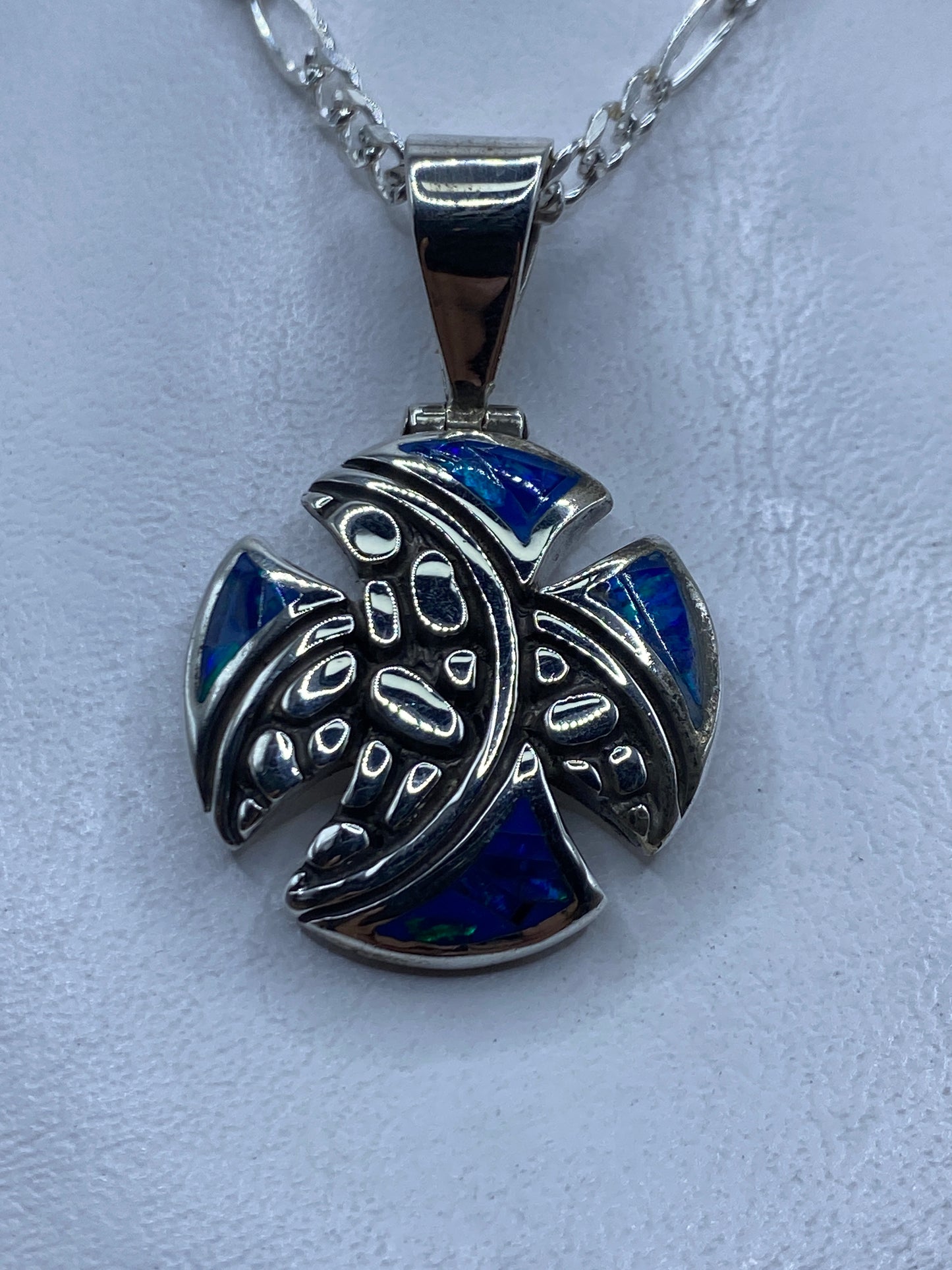 Dije de plata con Opalo de Fuego azul engastado, colgando de cadena de eslabones