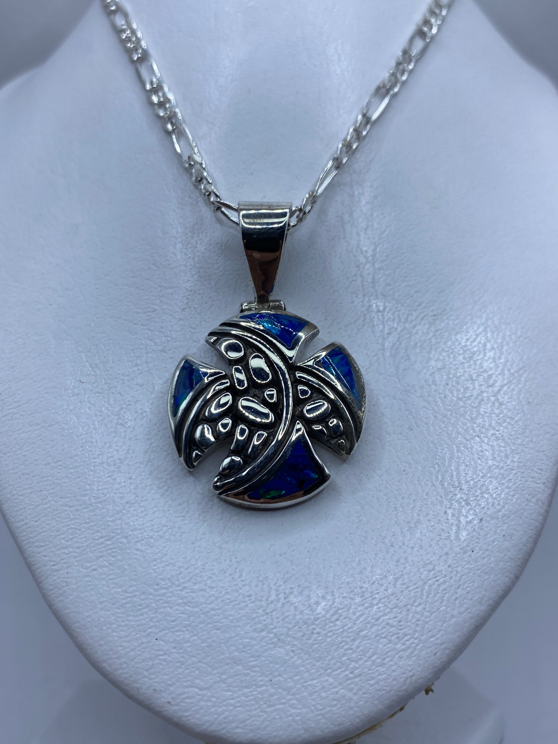 Detalle del dije: Opalo de Fuego azul rodeado de plata calada y líneas decorativas