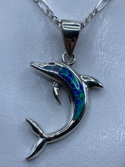 Dije delfín en plata .950 con ópalo de fuego azul, colgando de cadena de eslabones