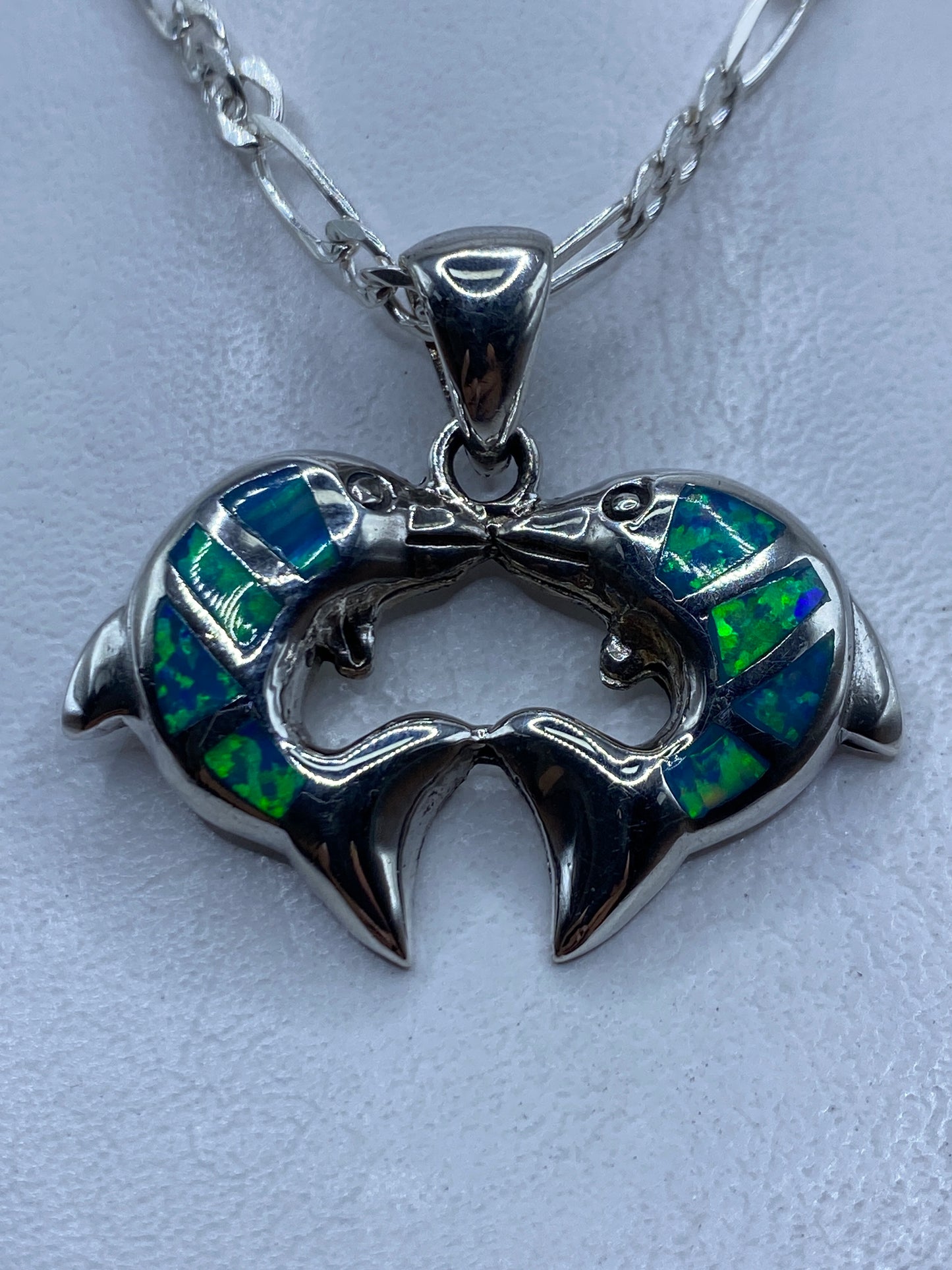 Dije de plata con ópalo de fuego azul y verde engastado, forma de alas escultural
