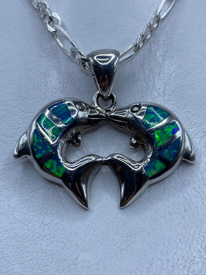 Dije de plata con ópalo de fuego azul y verde engastado, forma de alas escultural