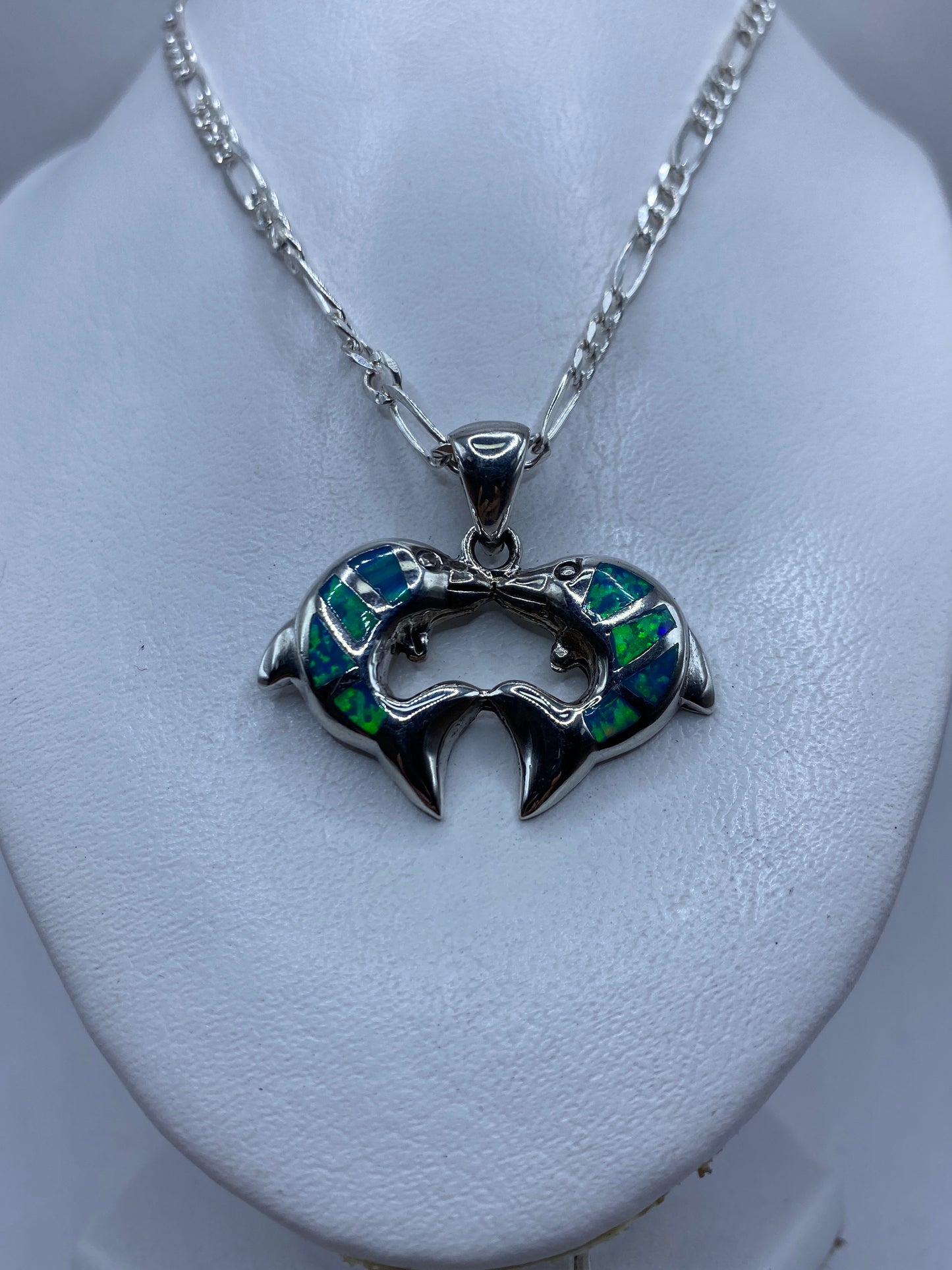 Detalle del ópalo de fuego azul brilla en la mano mostrando sus reflejos