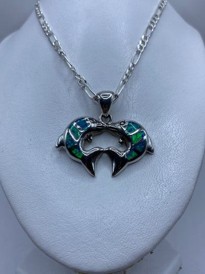 Detalle del ópalo de fuego azul brilla en la mano mostrando sus reflejos
