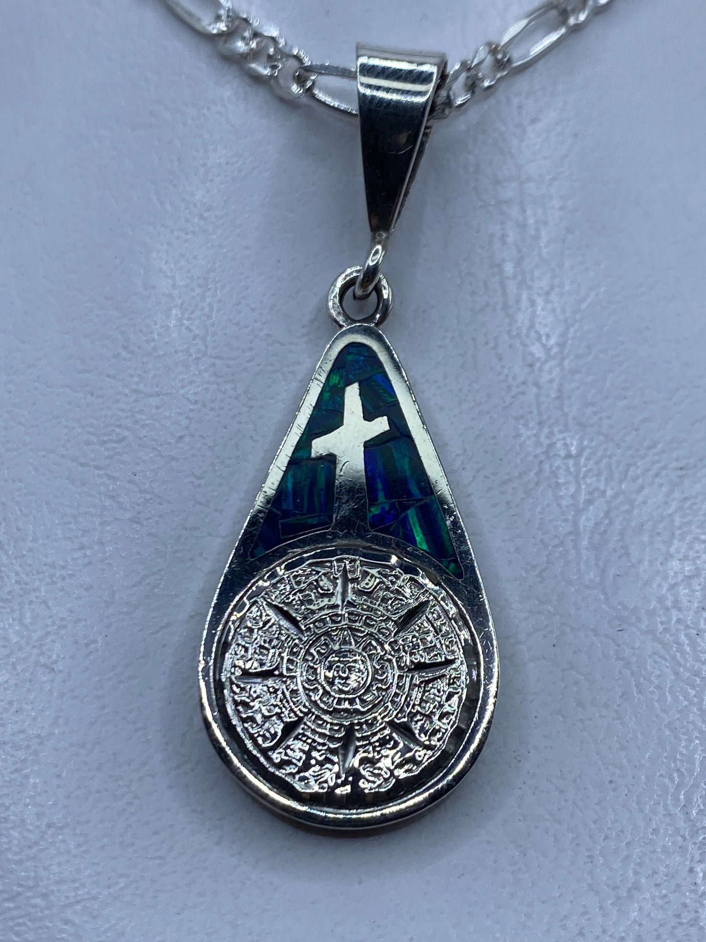 Dije de plata .950 con cruz religiosa y Ópalo de Fuego azul engastados, colgando en cadena de plata pulida