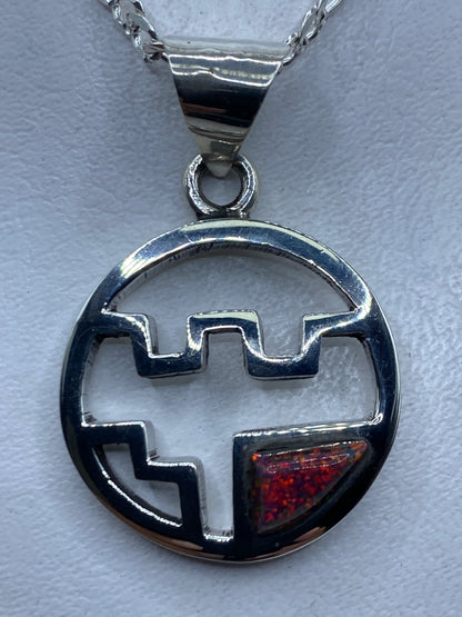 Dije cruz de plata .950 con ópalo de fuego multicolor sobre fondo blanco