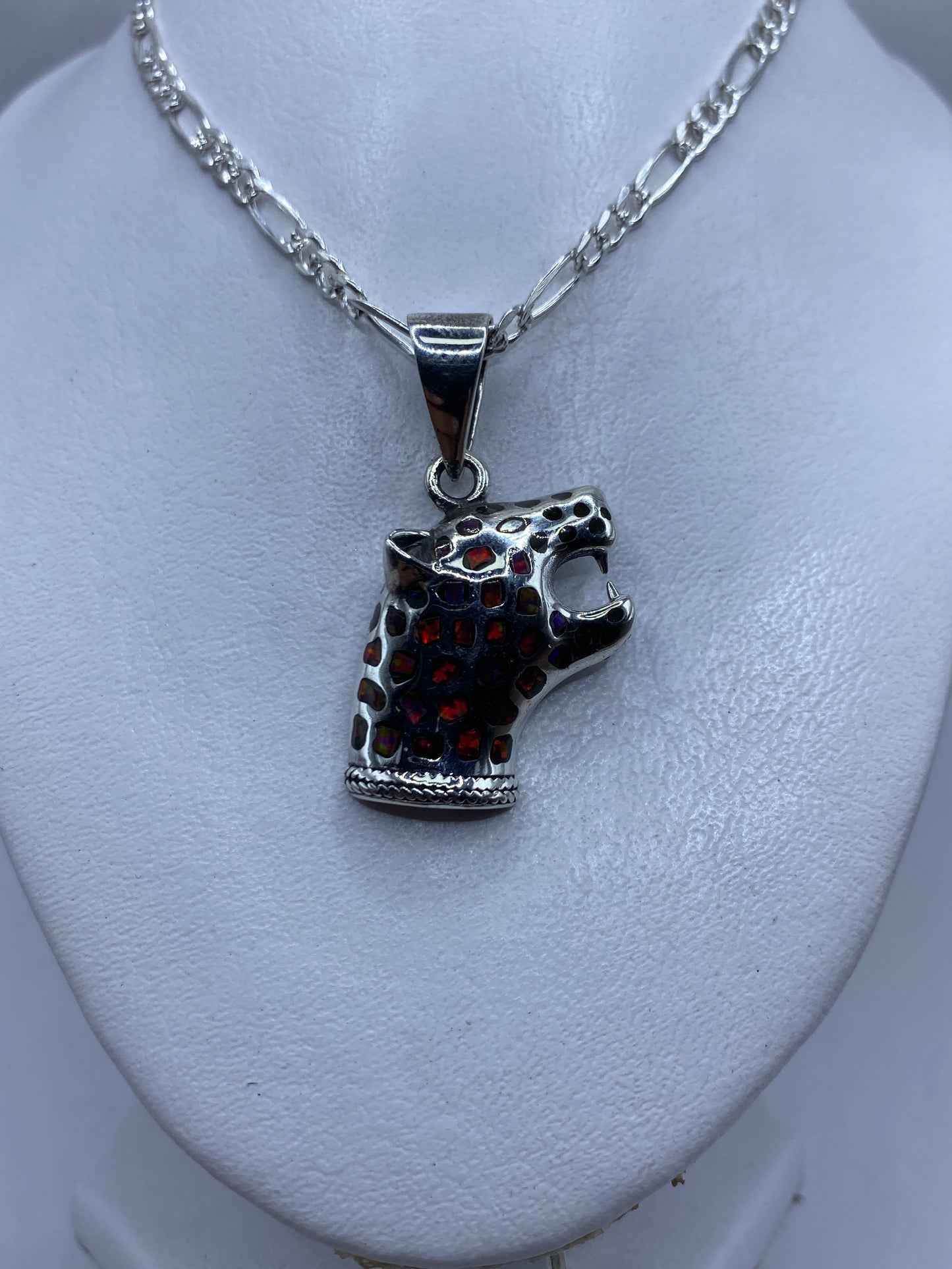 Detalle del ópalo de fuego multicolor engastado en plata .950