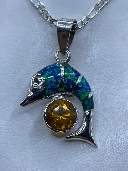 Dije de plata con opalo de fuego azul engastado, colgante de 5 cm sobre cadena