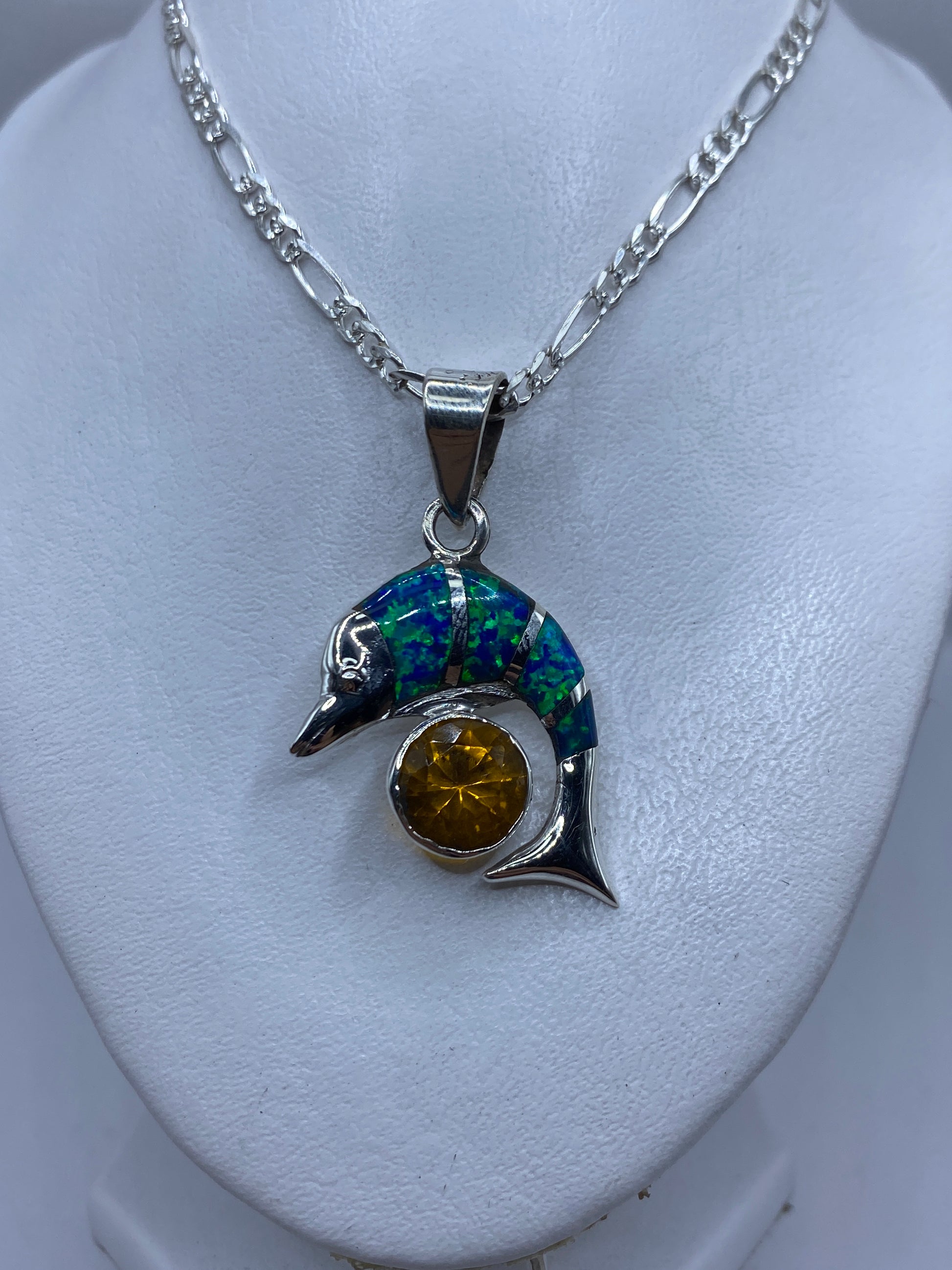 Dije de forma orgánica con cabeza de pájaro en plata y opalo de fuego