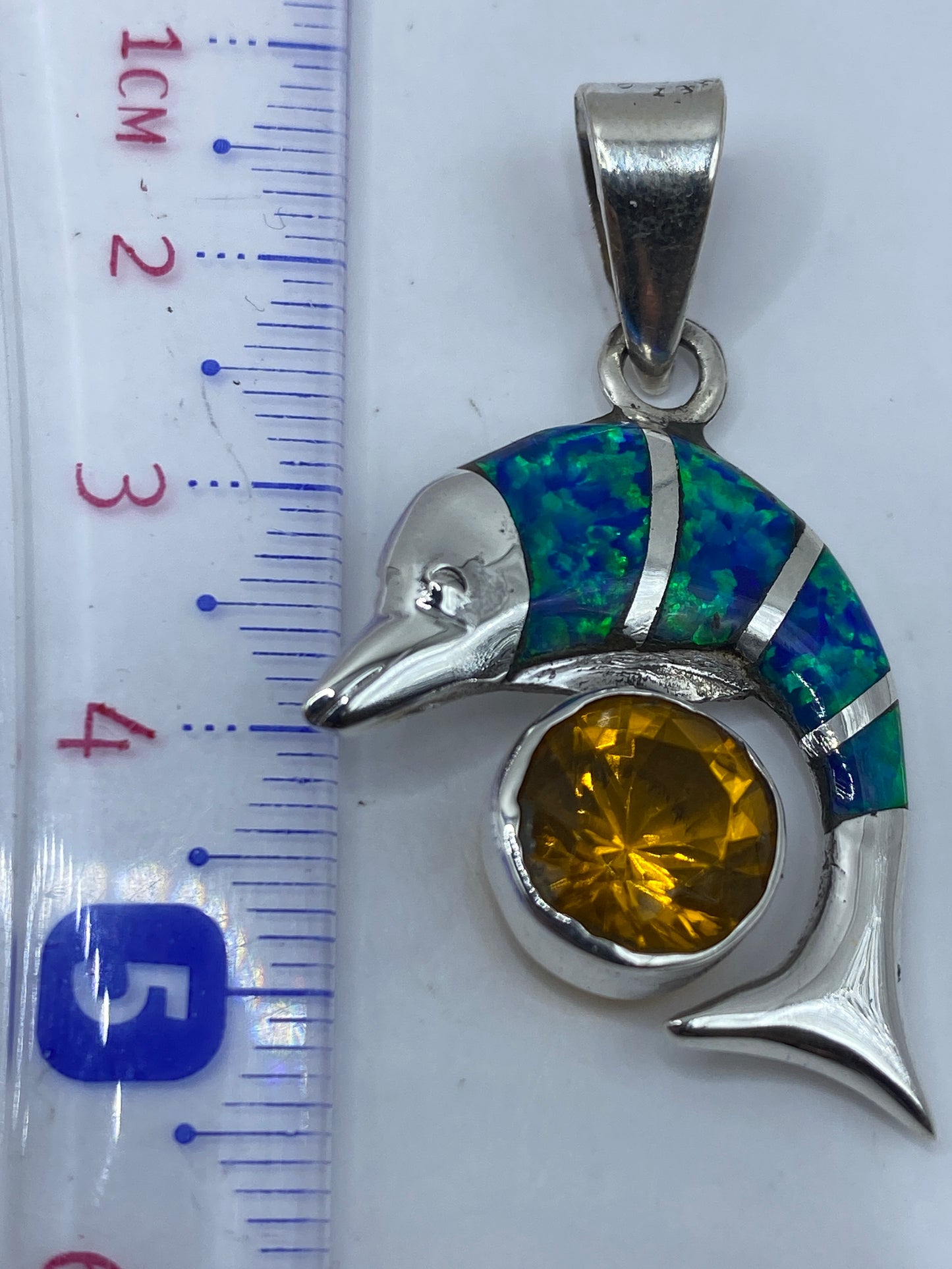 Medición del dije en regla: 5 cm de largo, plata .950 con Quinto grabado