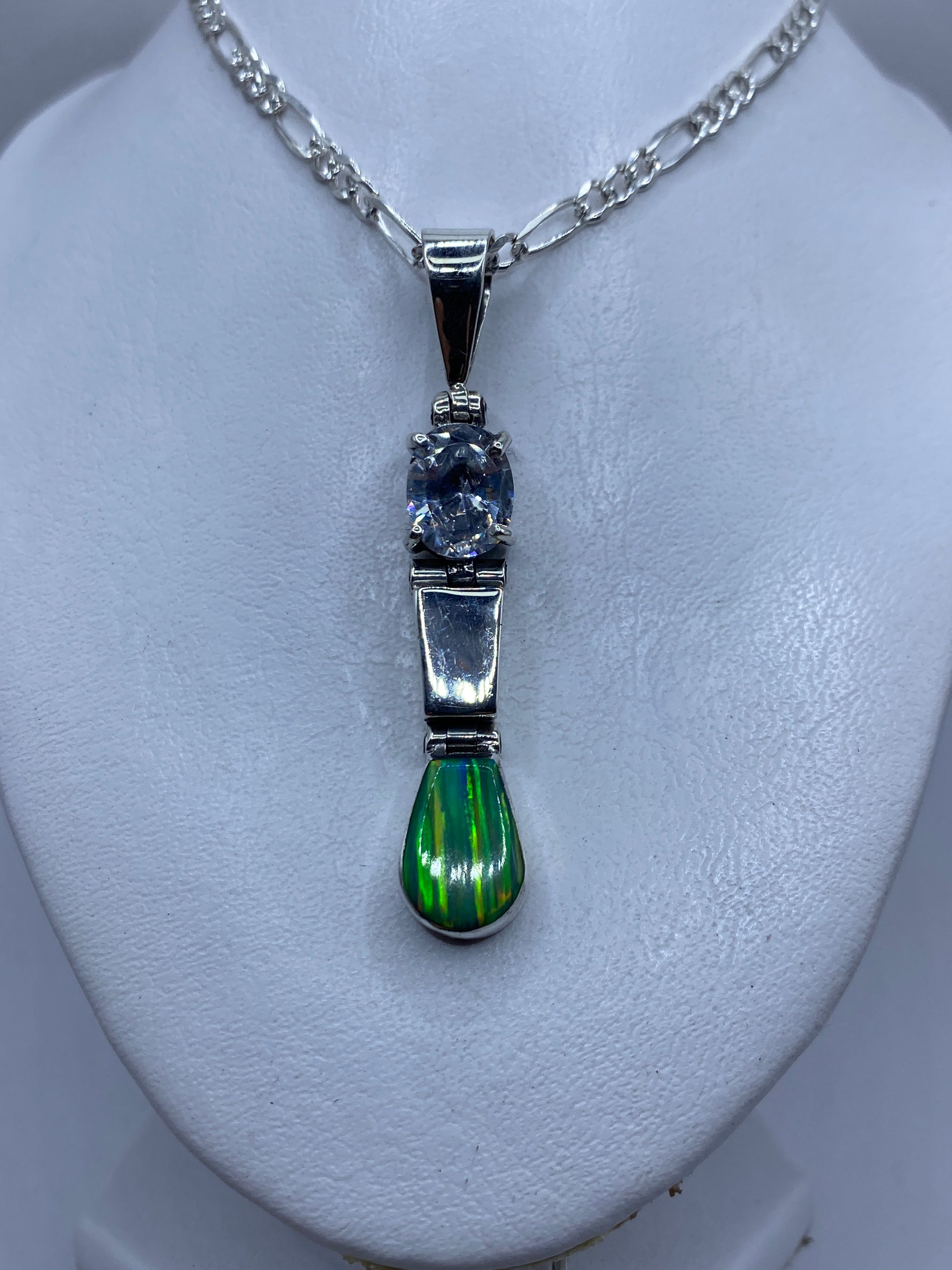 Detalle frontal del ópalo de fuego verde luminoso engastado en plata pulida