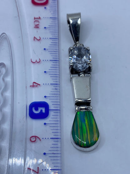 Dije sobre fondo neutro con regla, midiendo 6.3 cm de largo