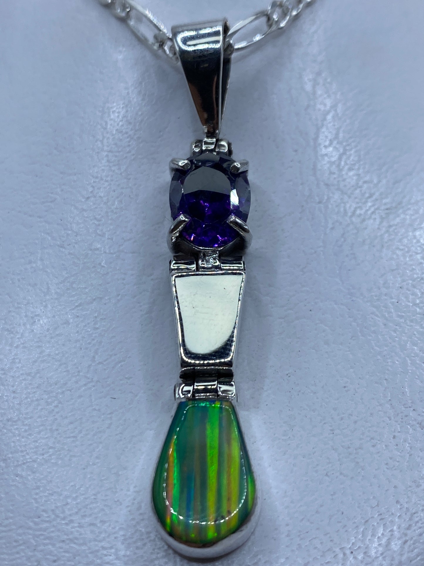 Dije de plata .950 con ópalo de fuego verde limón, visto de frente con cadena figaro transparente