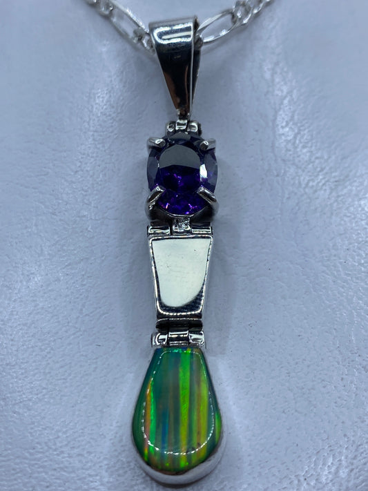 Dije de plata .950 con ópalo de fuego verde limón, visto de frente con cadena figaro transparente