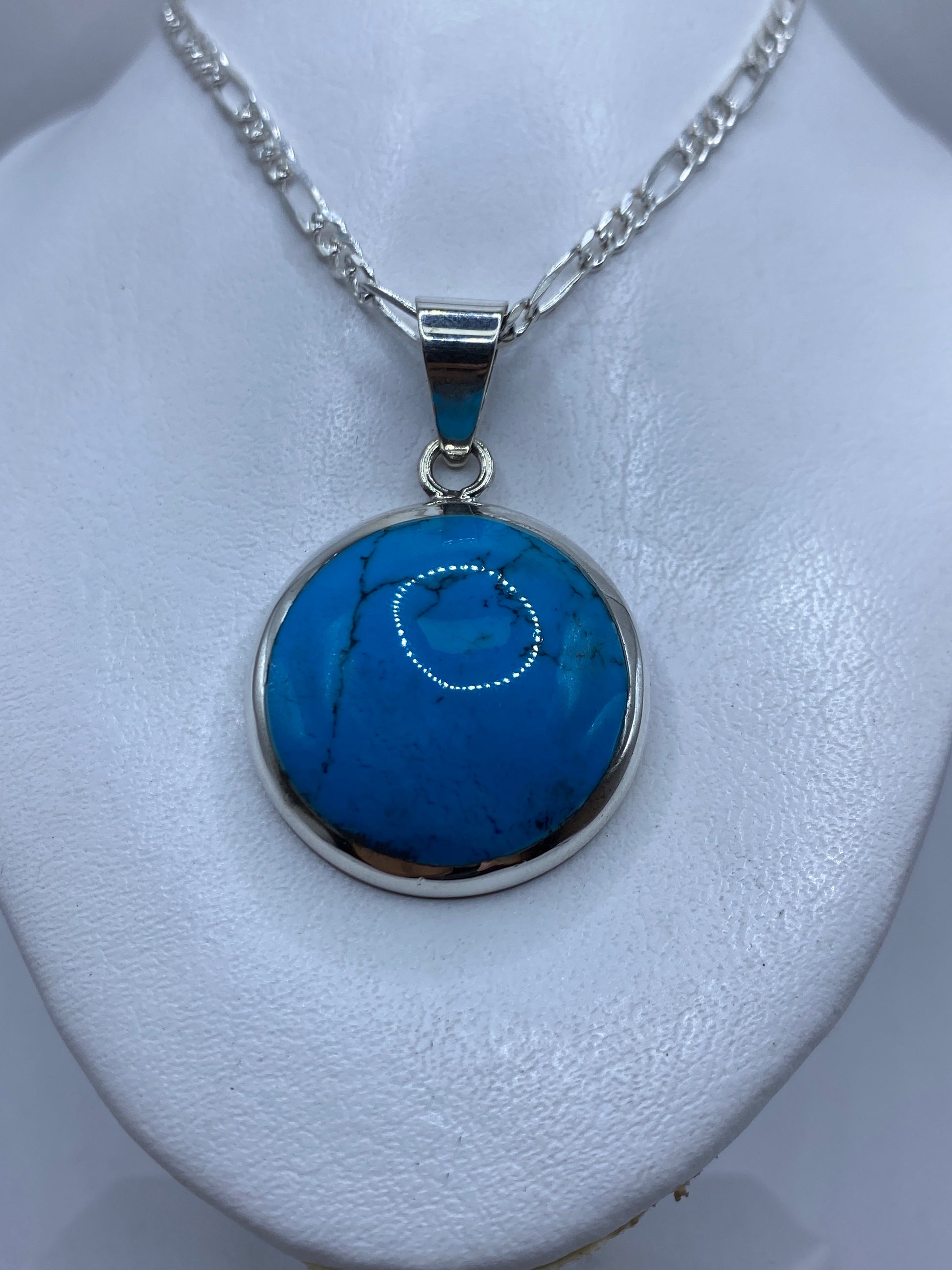 Dije de turquesa azul en plata .950 colgado en cadena sobre pecho
