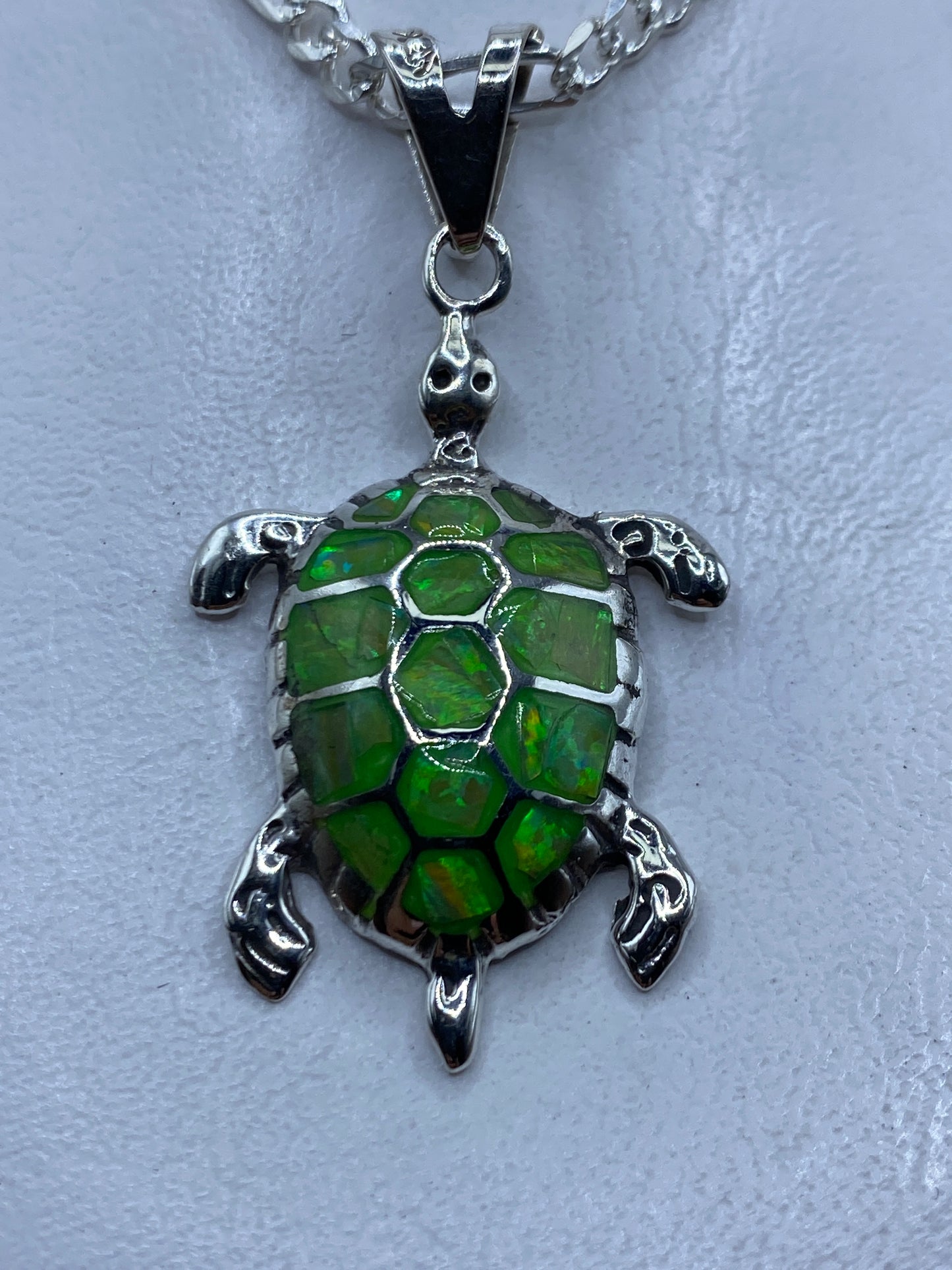 Dije de tortuga en plata .950 con ópalo de fuego verde limón, colgado de una cadena Figaro