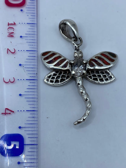 Dije libélula sobre regla mostrando largo de 4.5 cm — tamaño real para usar