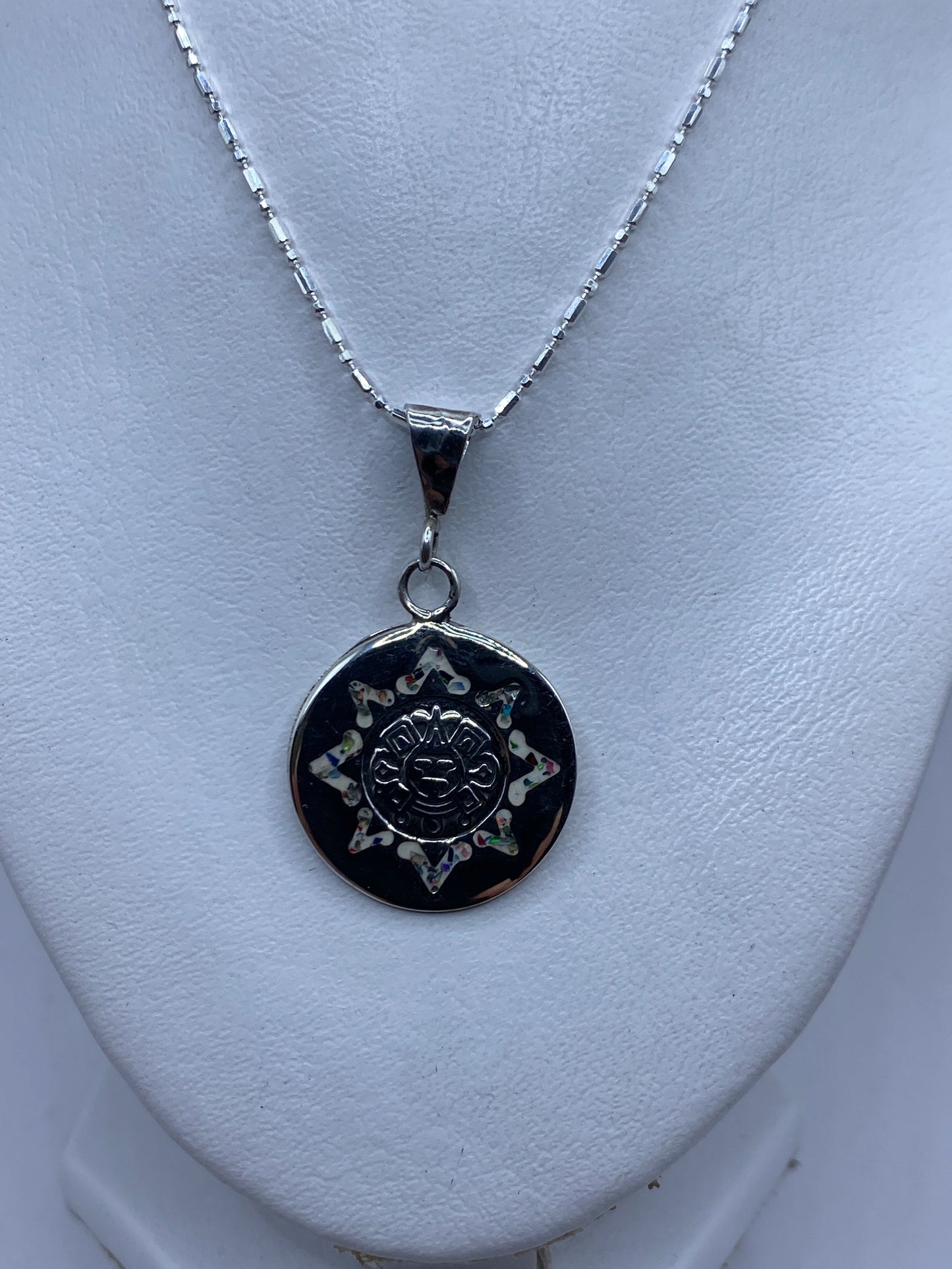 Dije de 4.5 cm puesto en un collar de plata mostrando el tamaño real