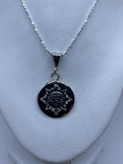 Dije de 4.5 cm puesto en un collar de plata mostrando el tamaño real