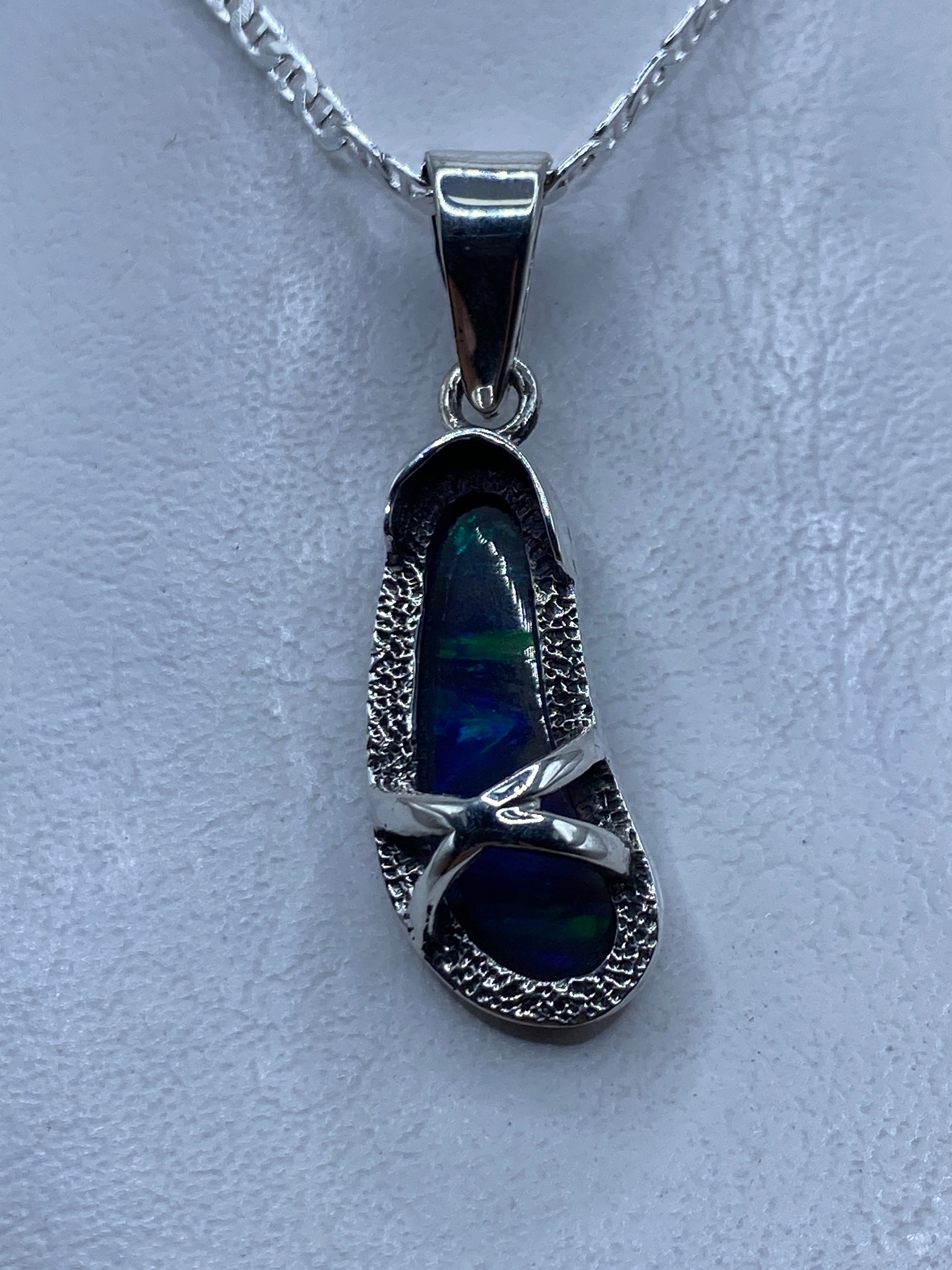 Dije de plata .950 con ópalo de fuego azul, 4.3 cm, engastado a mano — vista frontal
