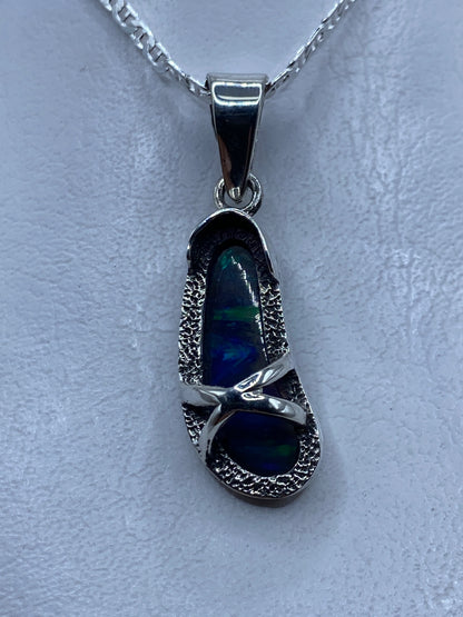 Dije de plata .950 con ópalo de fuego azul, 4.3 cm, engastado a mano — vista frontal