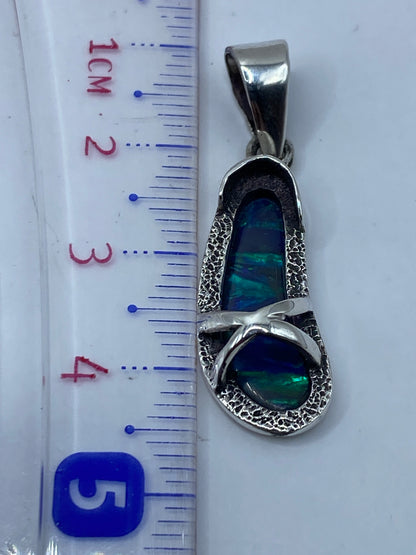 Medición en escala: dije de 4.3 cm sobre regla, peso 2.8 gramos