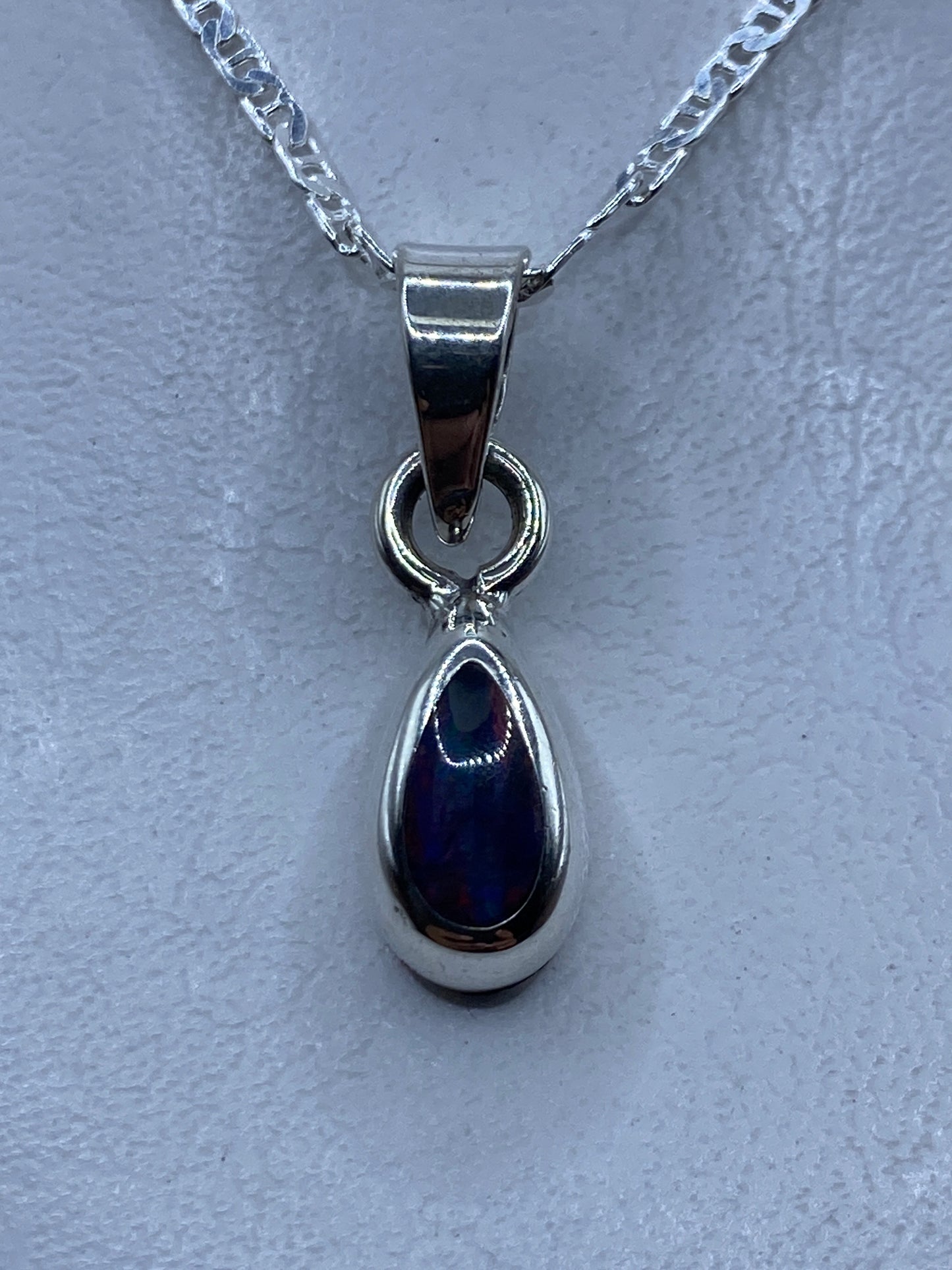 Dije de plata con ópalo de fuego multicolor en tonos naranja y rojo, 3.4 cm de largo