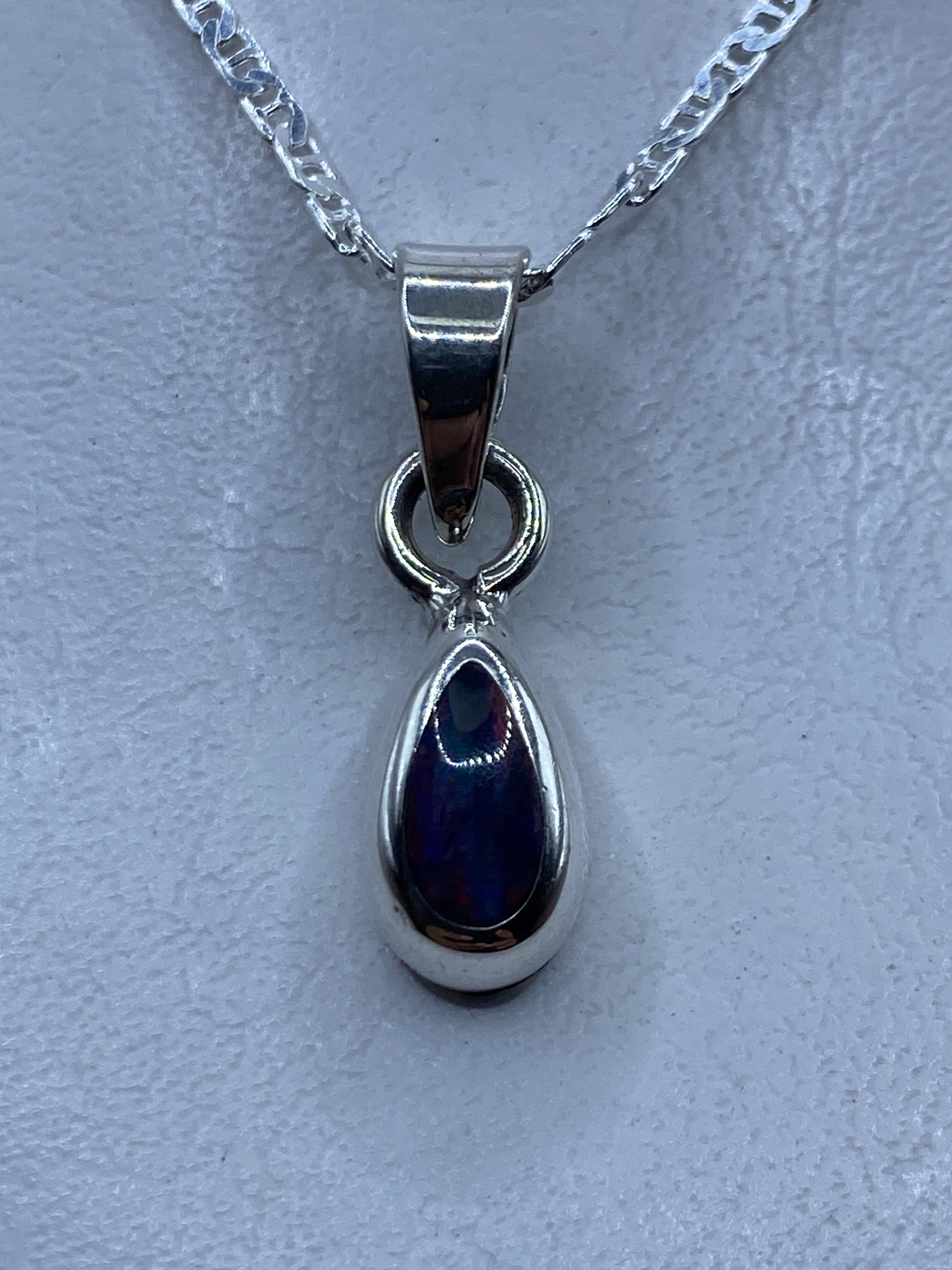 Dije de plata con ópalo de fuego multicolor en tonos naranja y rojo, 3.4 cm de largo