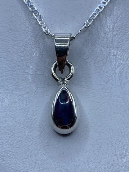 Dije de plata con ópalo de fuego multicolor en tonos naranja y rojo, 3.4 cm de largo