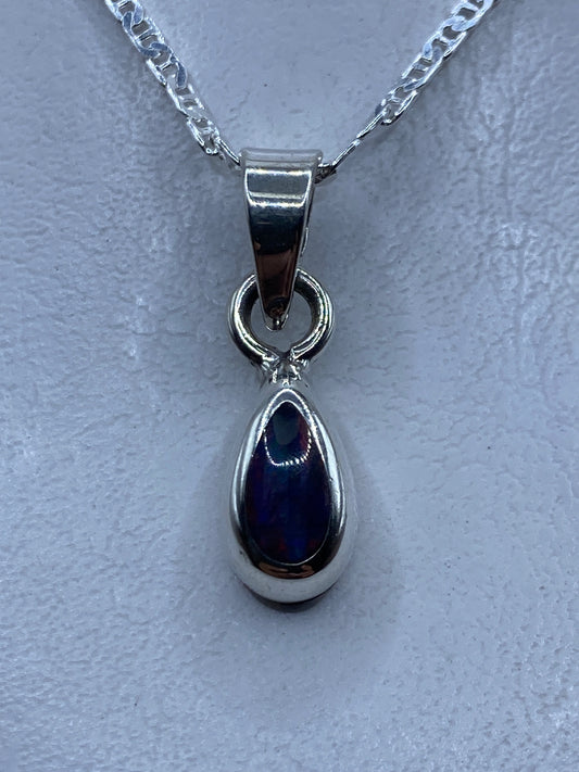 Dije de plata con ópalo de fuego multicolor en tonos naranja y rojo, 3.4 cm de largo